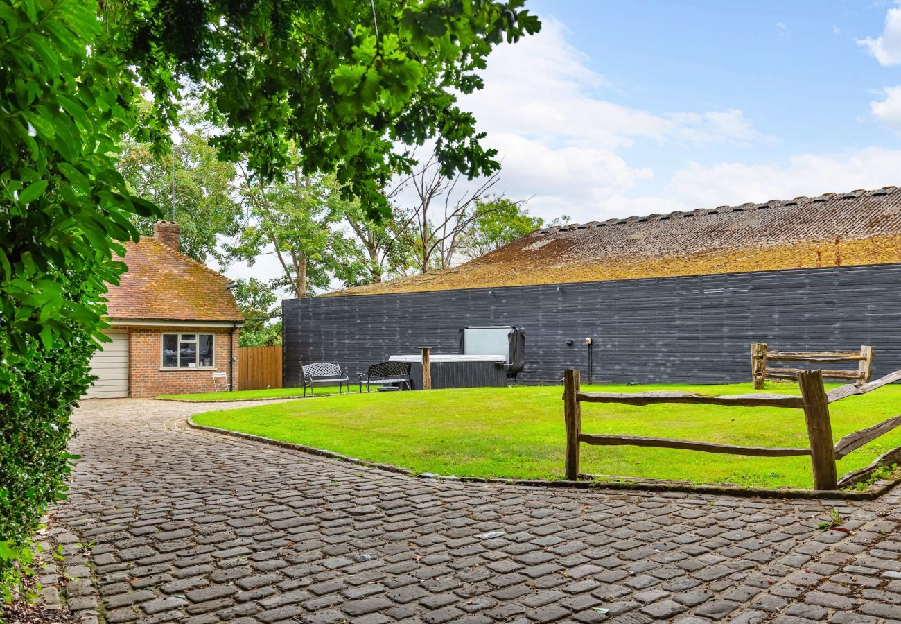 Landhaus in Crawley Down - Sandhill Cottage with Hot Tub