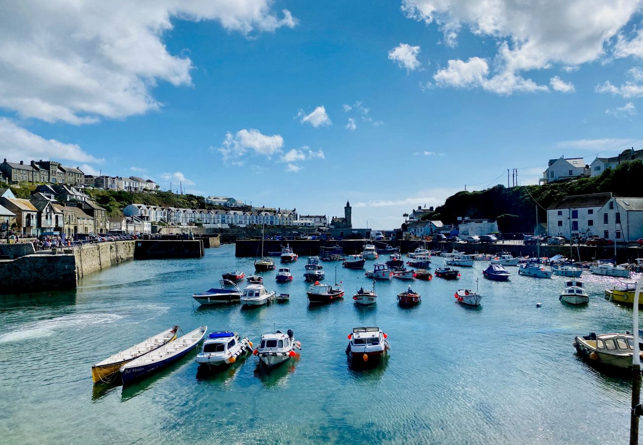 Landhaus in Porthleven - Coral Cottage