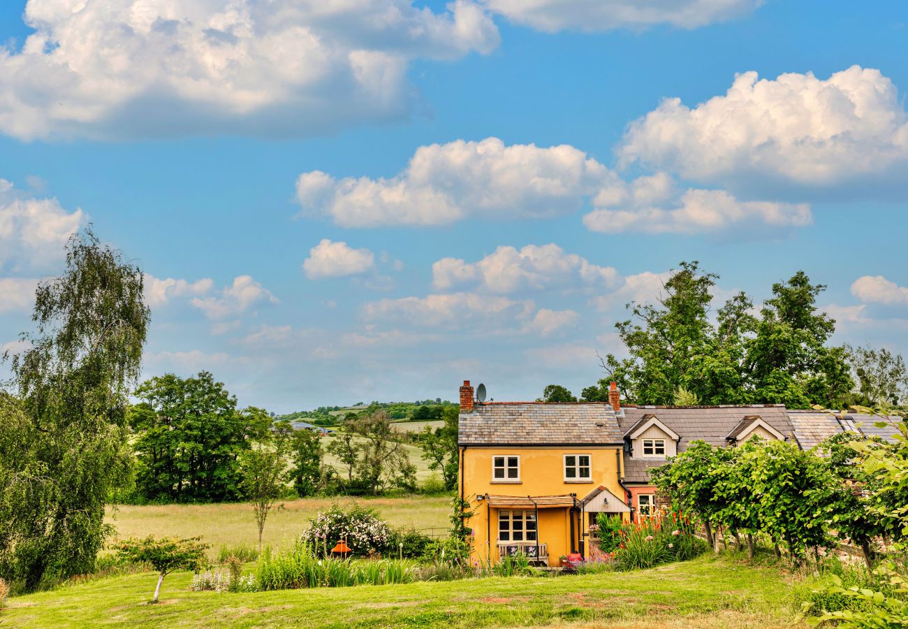 Landhaus in Llanfihangel Ystern Llewern - Beili Glas Cottage