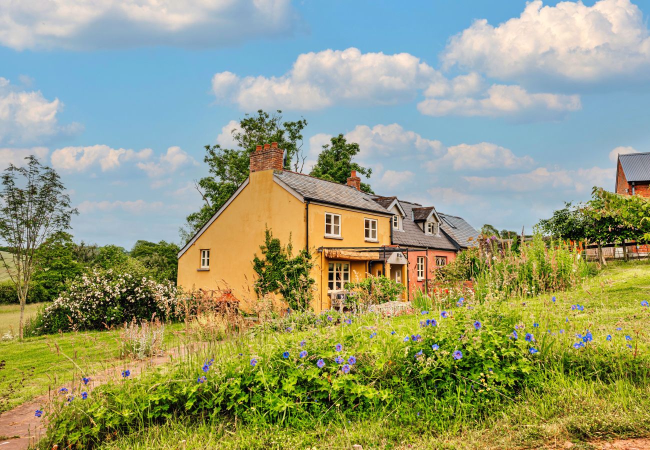 Landhaus in Llanfihangel Ystern Llewern - Beili Glas Cottage