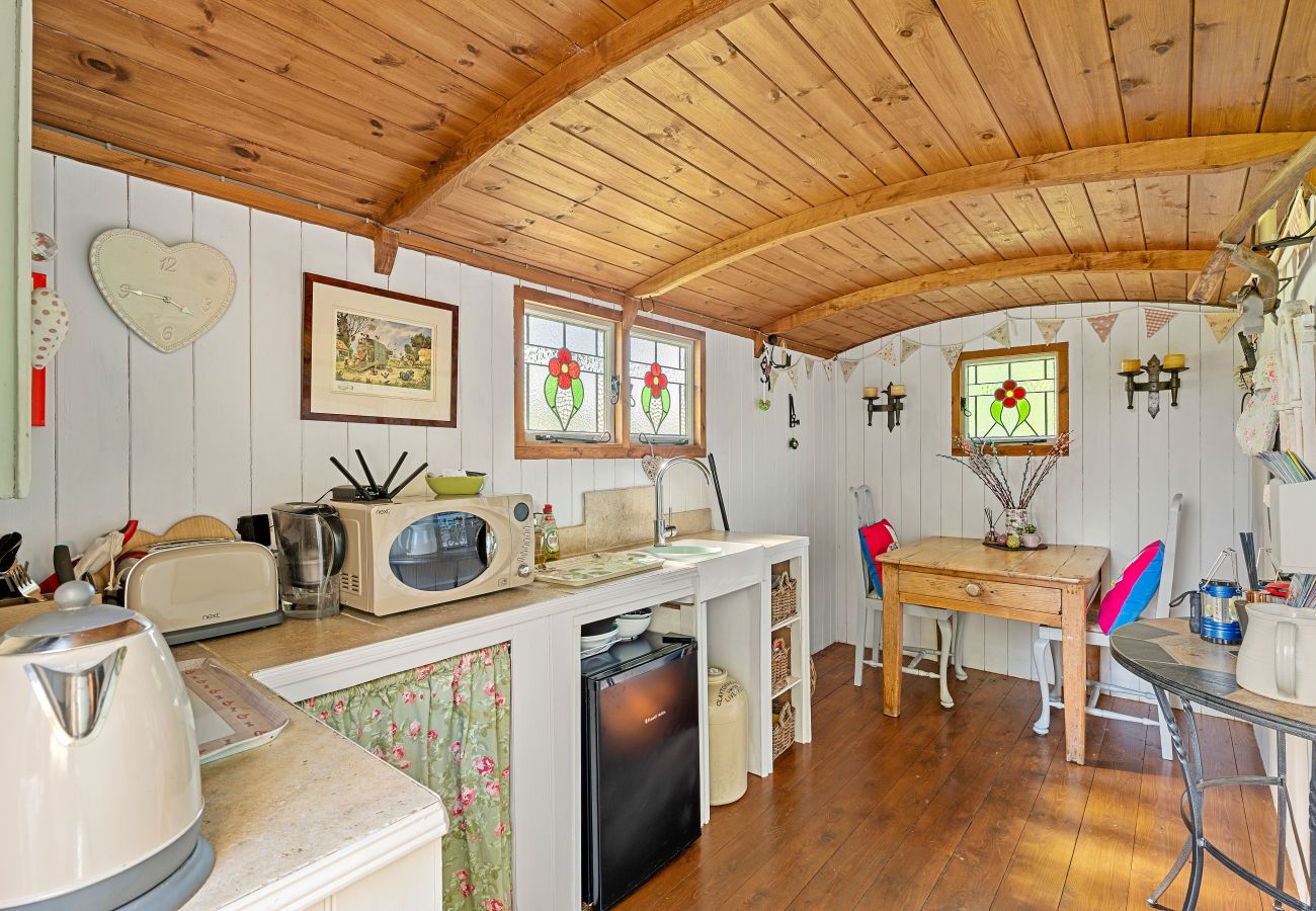 Chalet in Romsey - Shepherd's Hut at Hilltop Farm