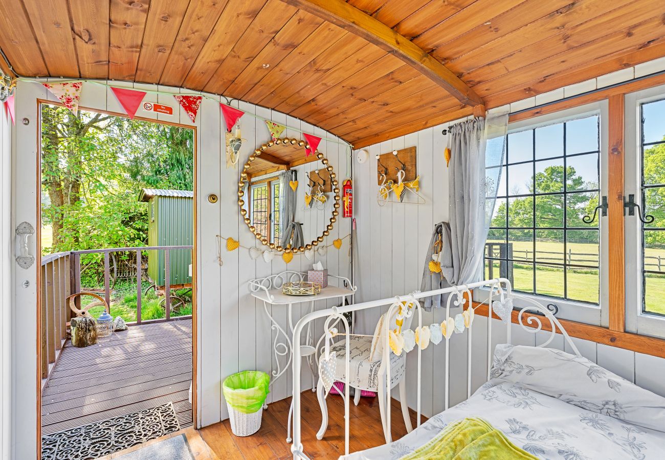 Chalet in Romsey - Shepherd's Hut at Hilltop Farm