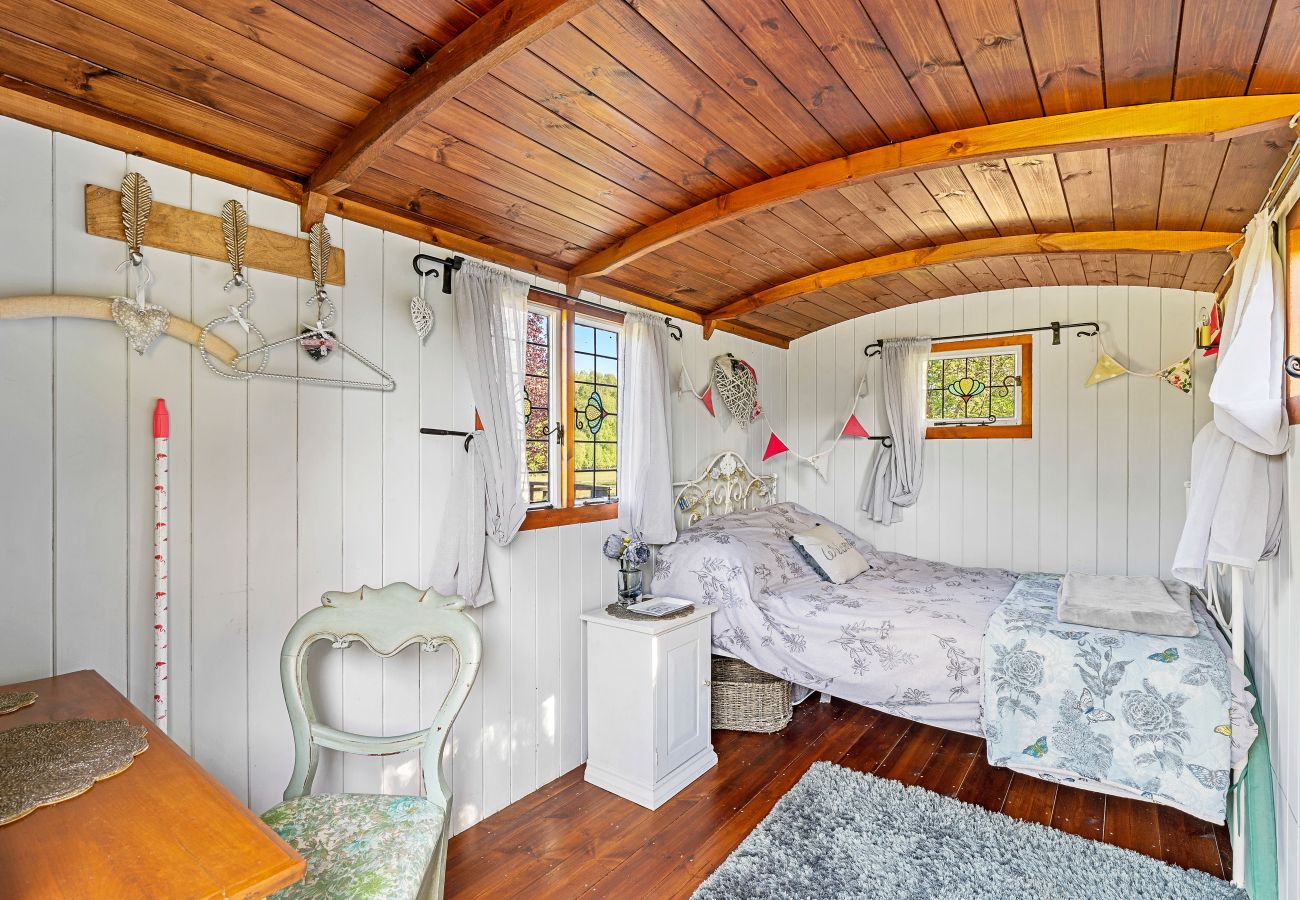 Chalet in Romsey - Shepherd's Hut at Hilltop Farm
