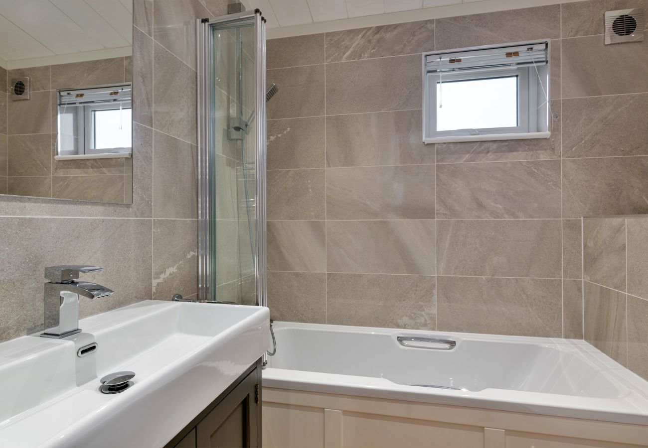 Chalet in Bourn - Churchill Luxury Lodge