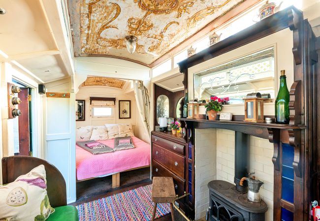 Houten huisje in Llanfihangel Ystern Llewern - Original Showman's Wagon