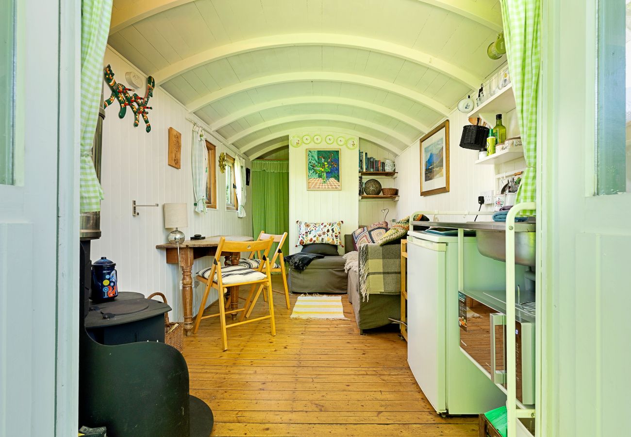Houten huisje in Solva - The Woodland Shepherd's Hut