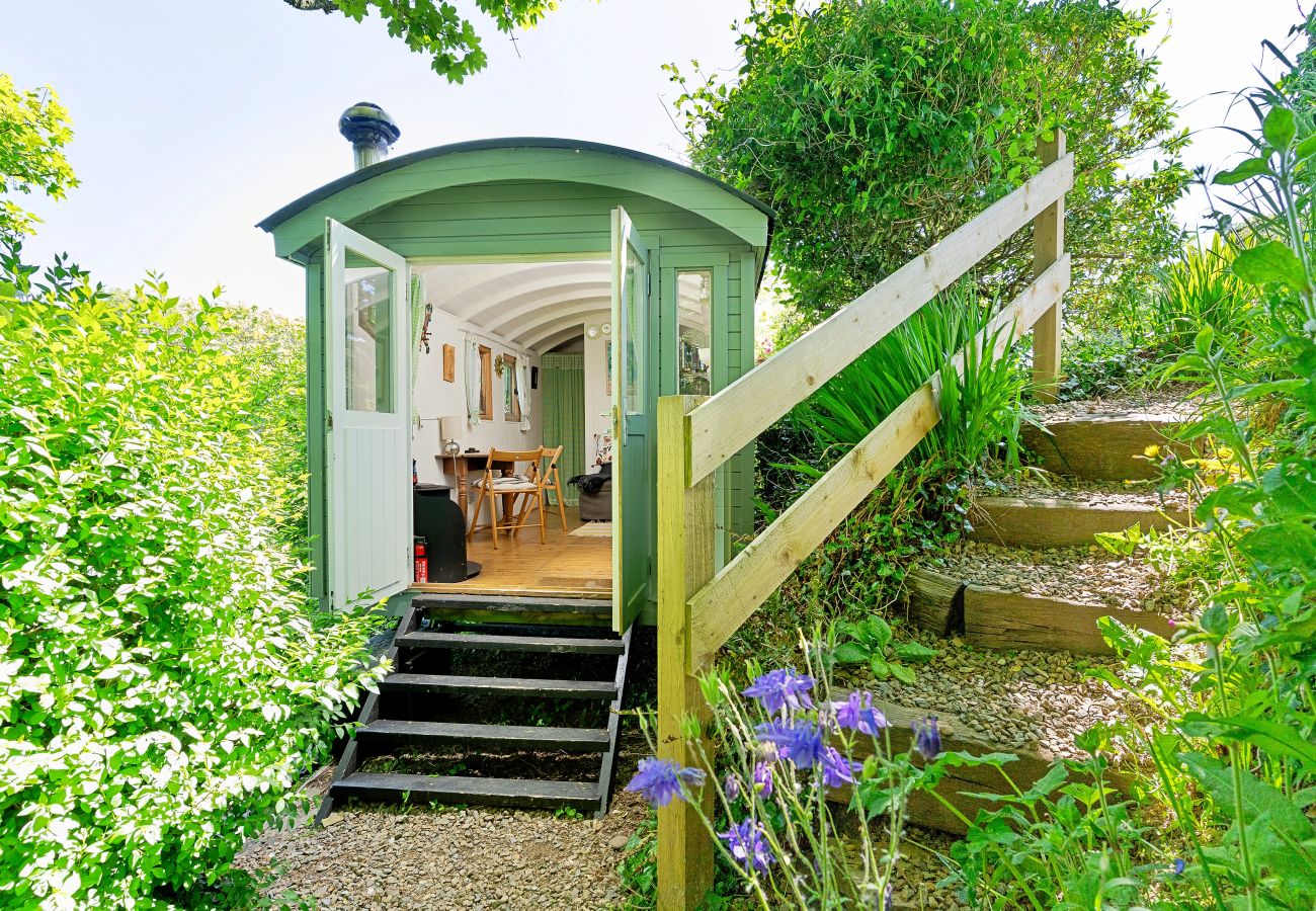 Houten huisje in Solva - The Woodland Shepherd's Hut
