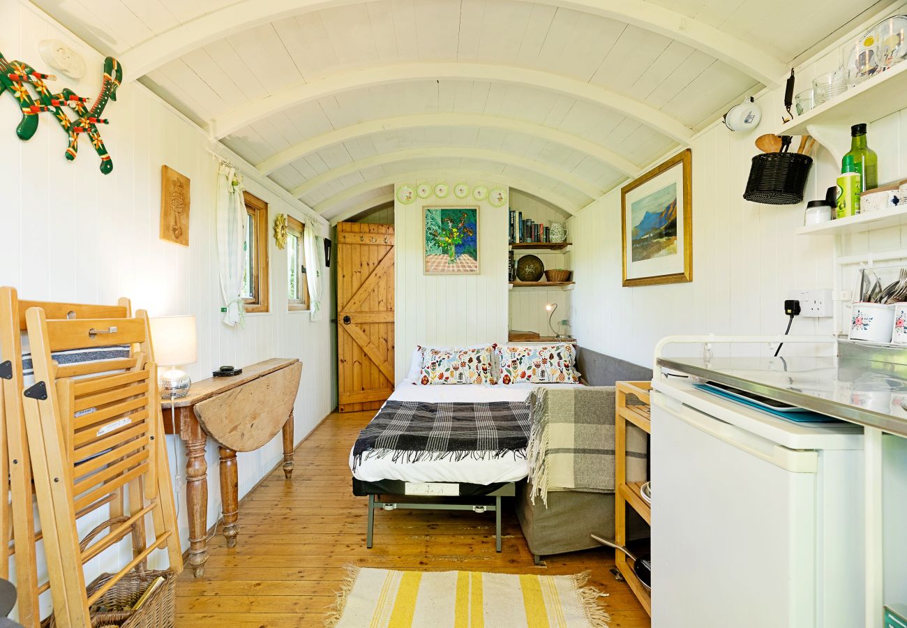 Houten huisje in Solva - The Woodland Shepherd's Hut