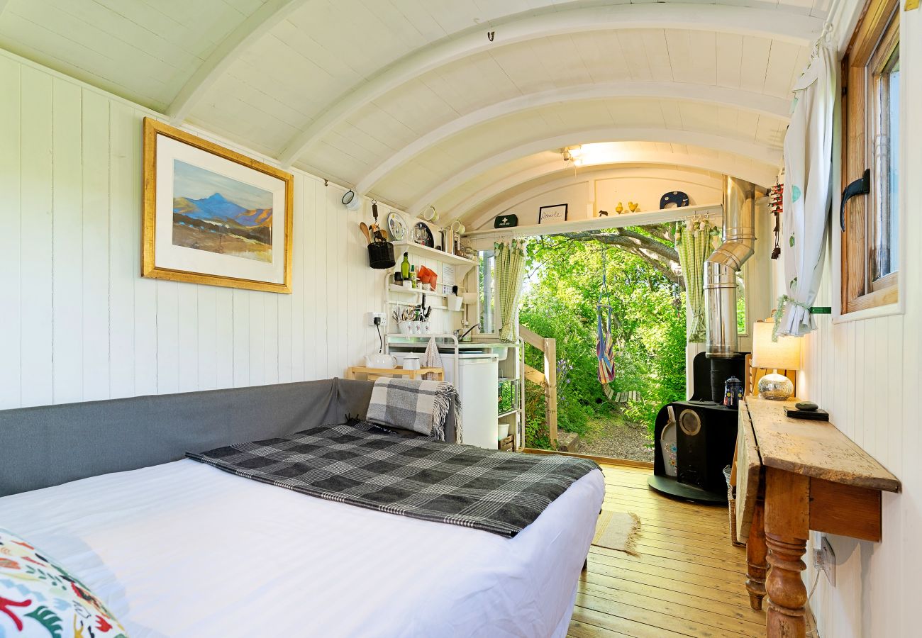 Houten huisje in Solva - The Woodland Shepherd's Hut