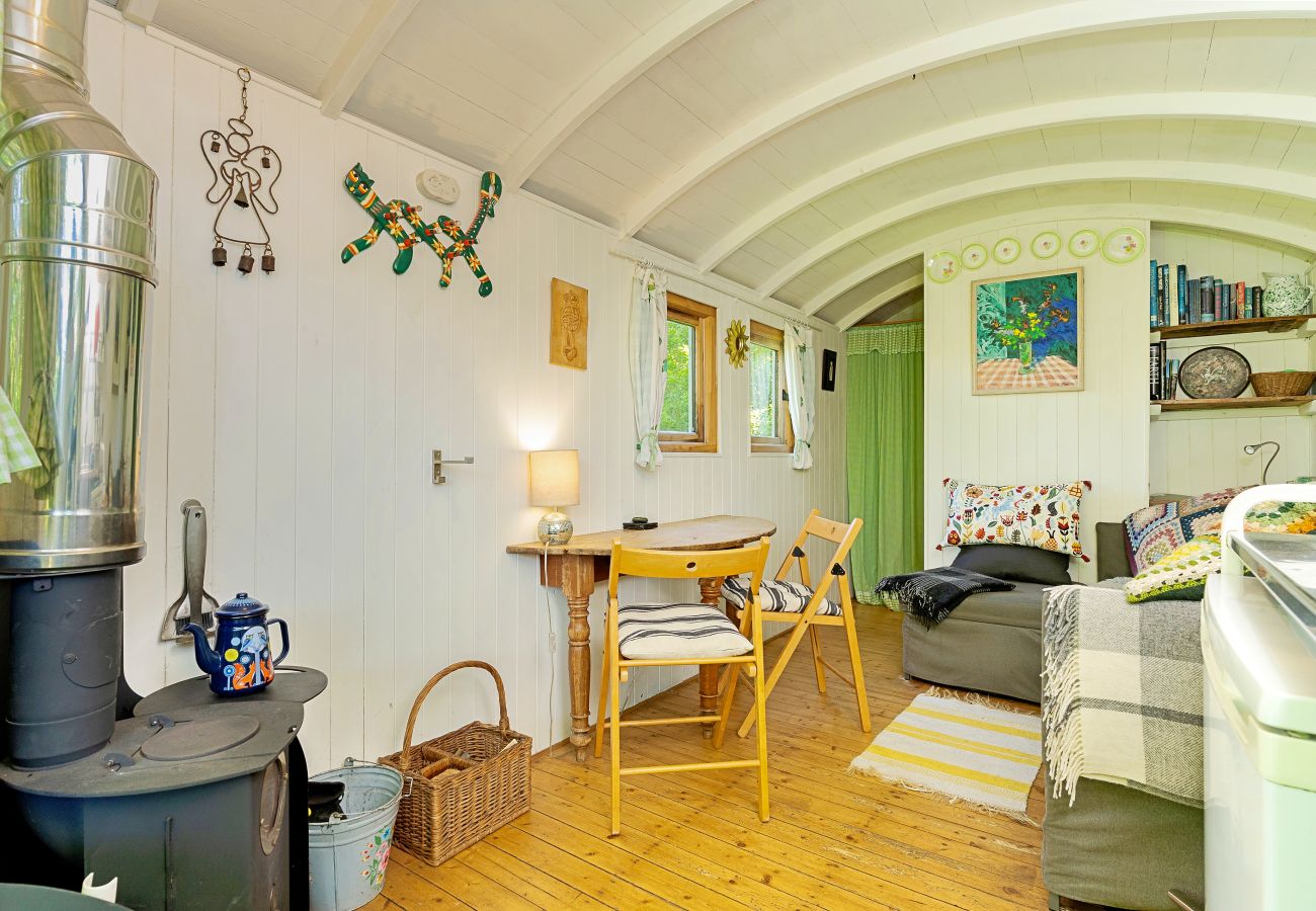 Houten huisje in Solva - The Woodland Shepherd's Hut