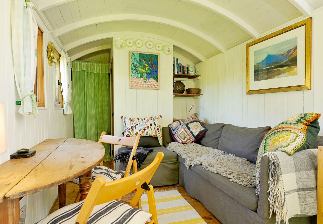 Houten huisje in Solva - The Woodland Shepherd's Hut