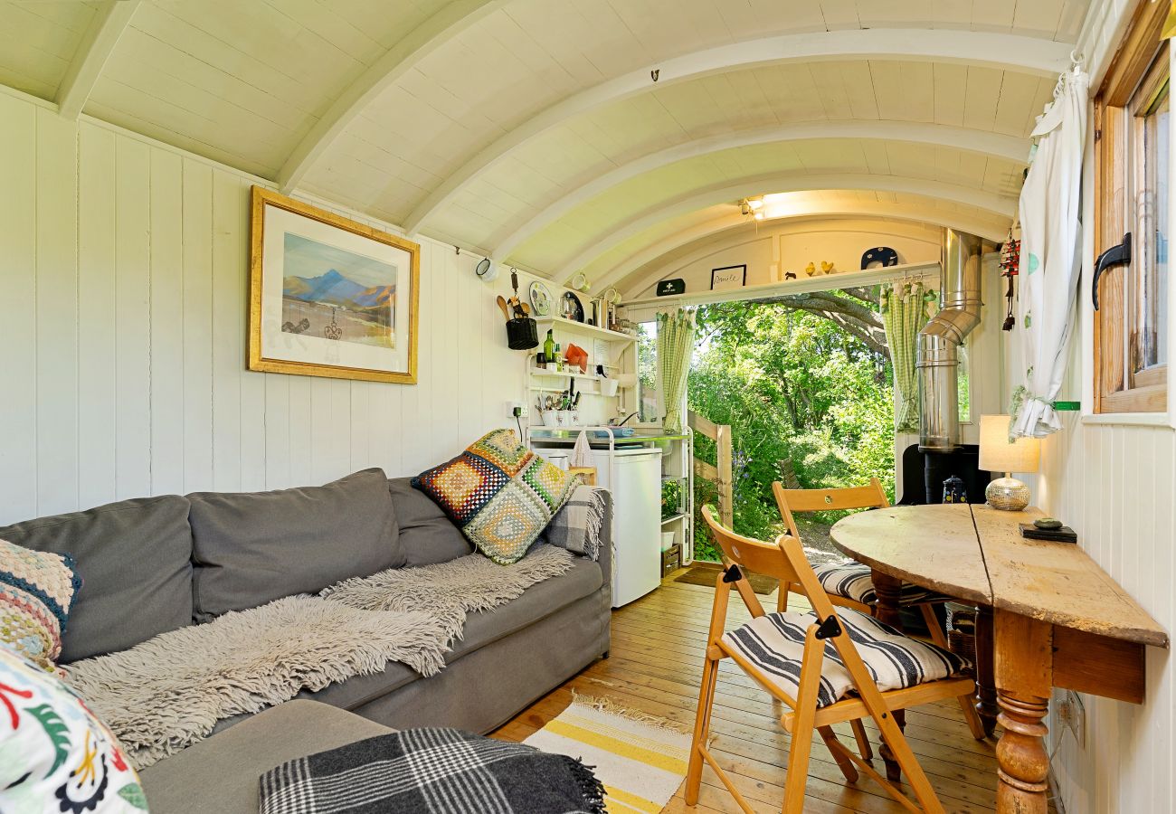 Houten huisje in Solva - The Woodland Shepherd's Hut