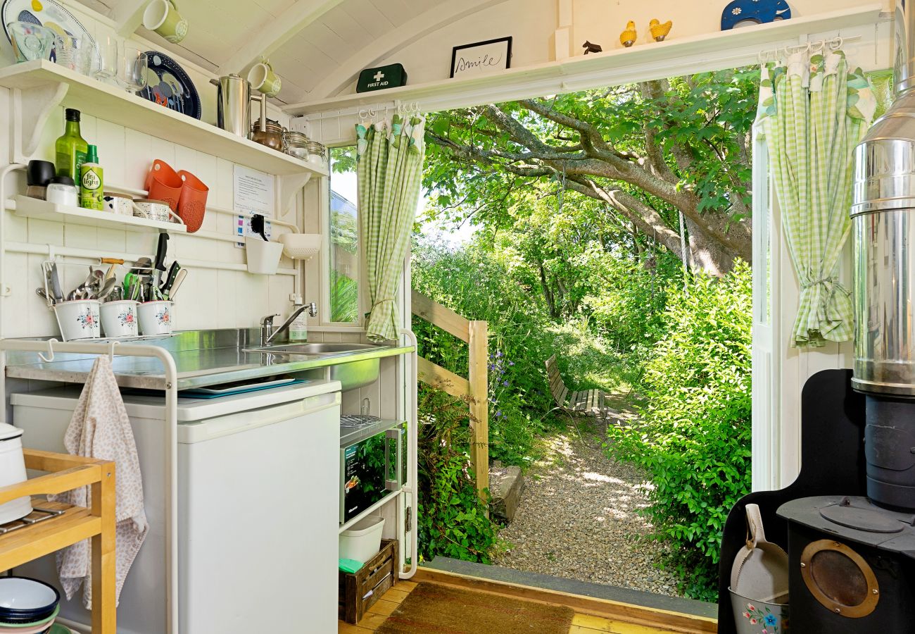 Houten huisje in Solva - The Woodland Shepherd's Hut