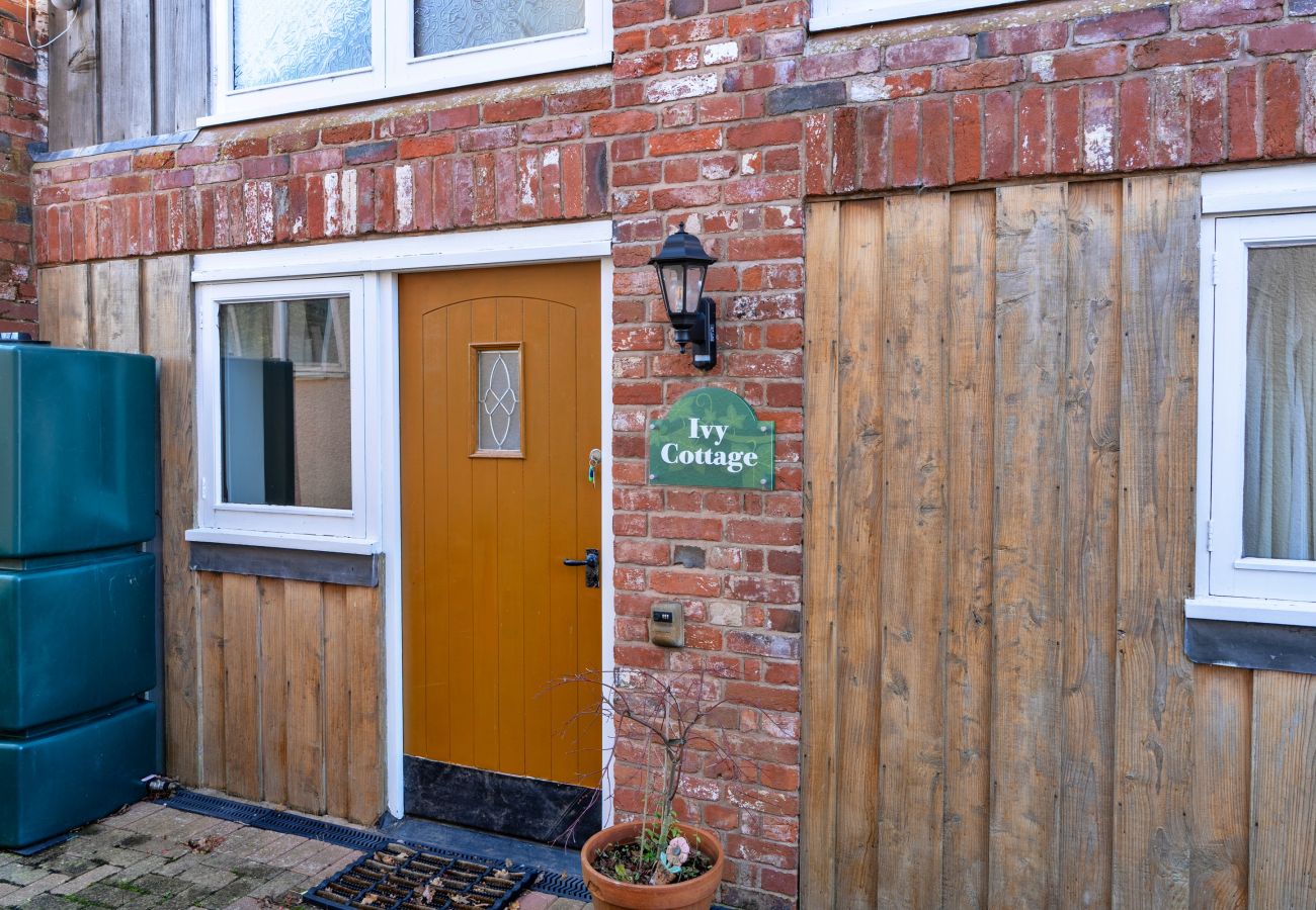 Cottage in Aylesbeare - Ivy Cottage, Great Houndbeare Farm