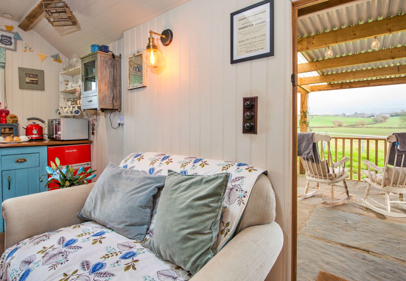 Cottage in Llangadog - Y Golchdy