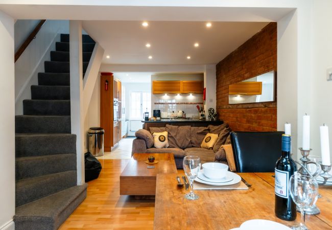  in Newent - Three Storeys in Newent