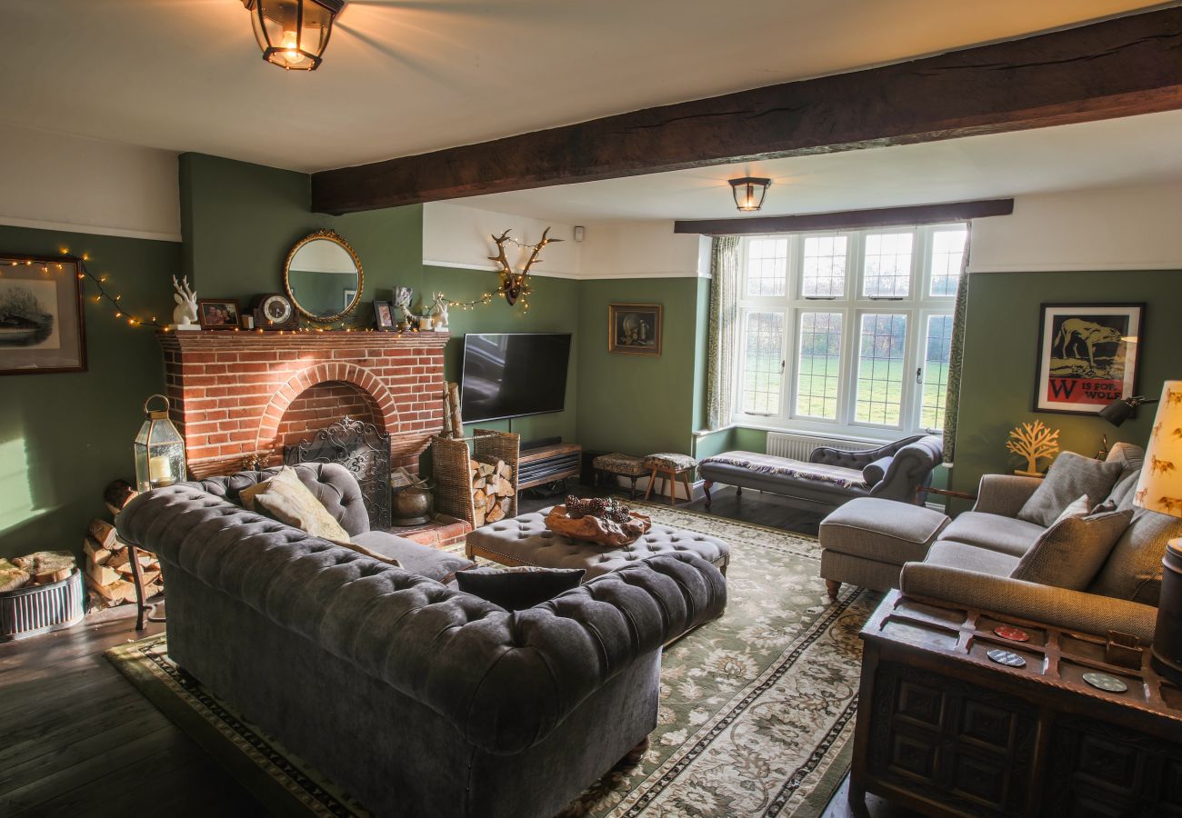 House in Wood Street Village - Luxury 5 Bed House with Hot Tub & Games Room