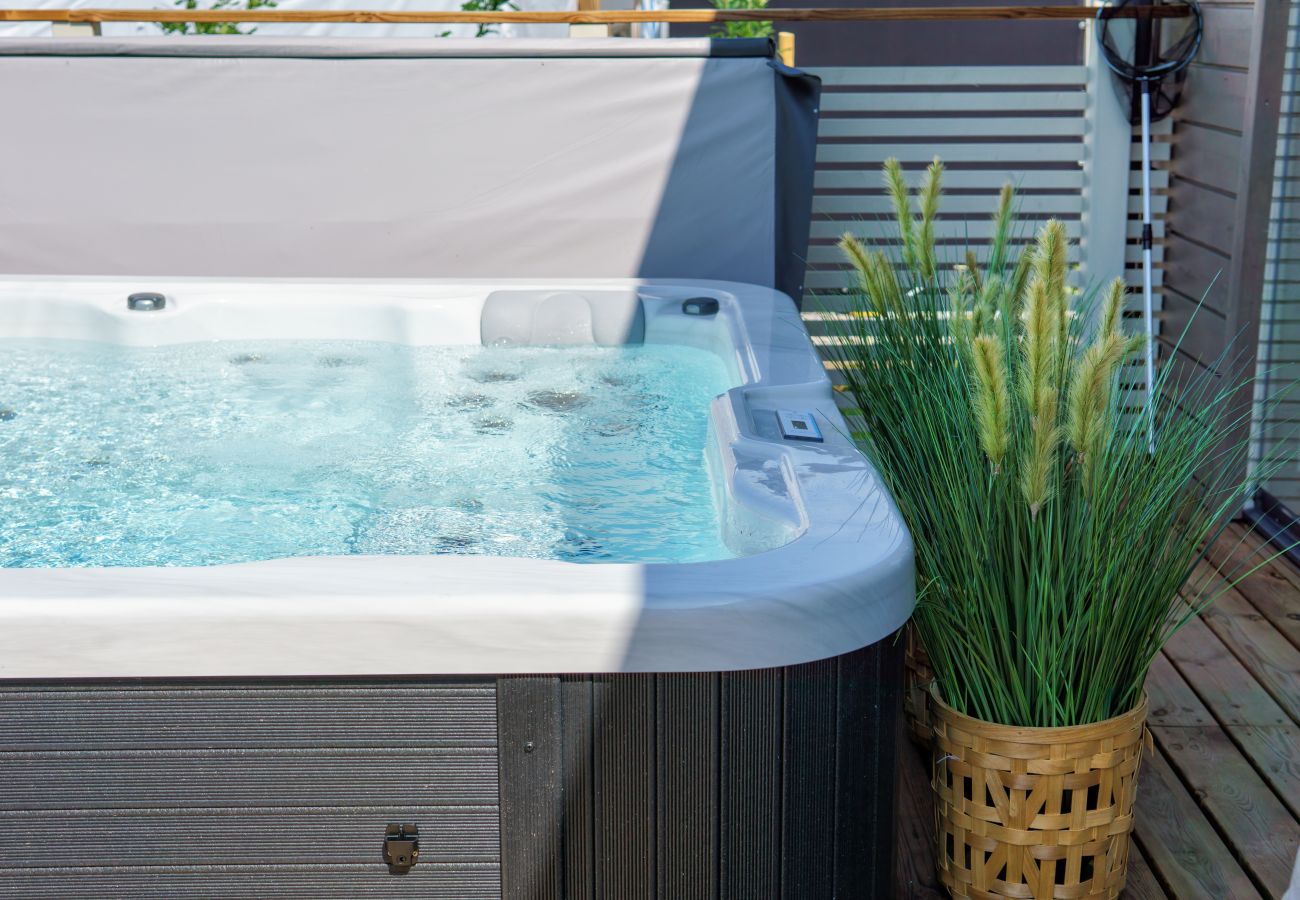Cottage in Crawley Down - Sandhill Cottage with Hot Tub