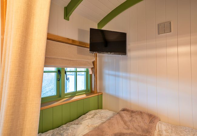 Farm stay in Beaworthy - The Shepherd's Hut at Northcombe Farm Farm stay in Beaworthy - The Shepherd's Hut at Northcombe Farm