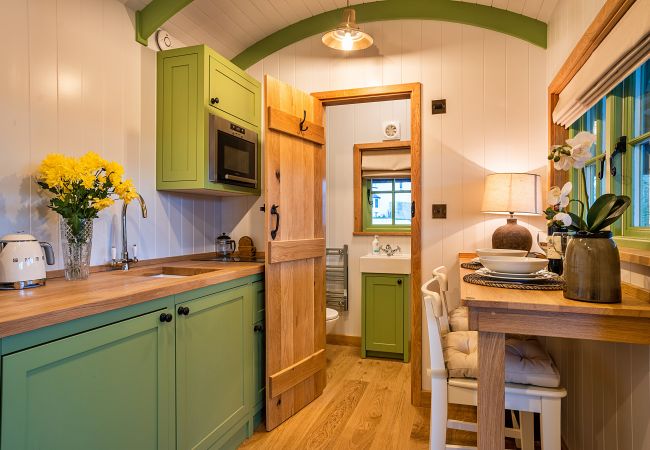 Farm stay in Beaworthy - The Shepherd's Hut at Northcombe Farm Farm stay in Beaworthy - The Shepherd's Hut at Northcombe Farm