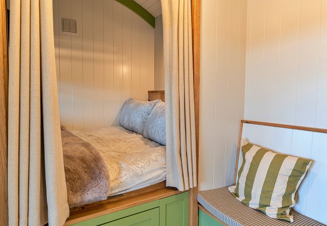 Farm stay in Beaworthy - The Shepherd's Hut at Northcombe Farm Farm stay in Beaworthy - The Shepherd's Hut at Northcombe Farm