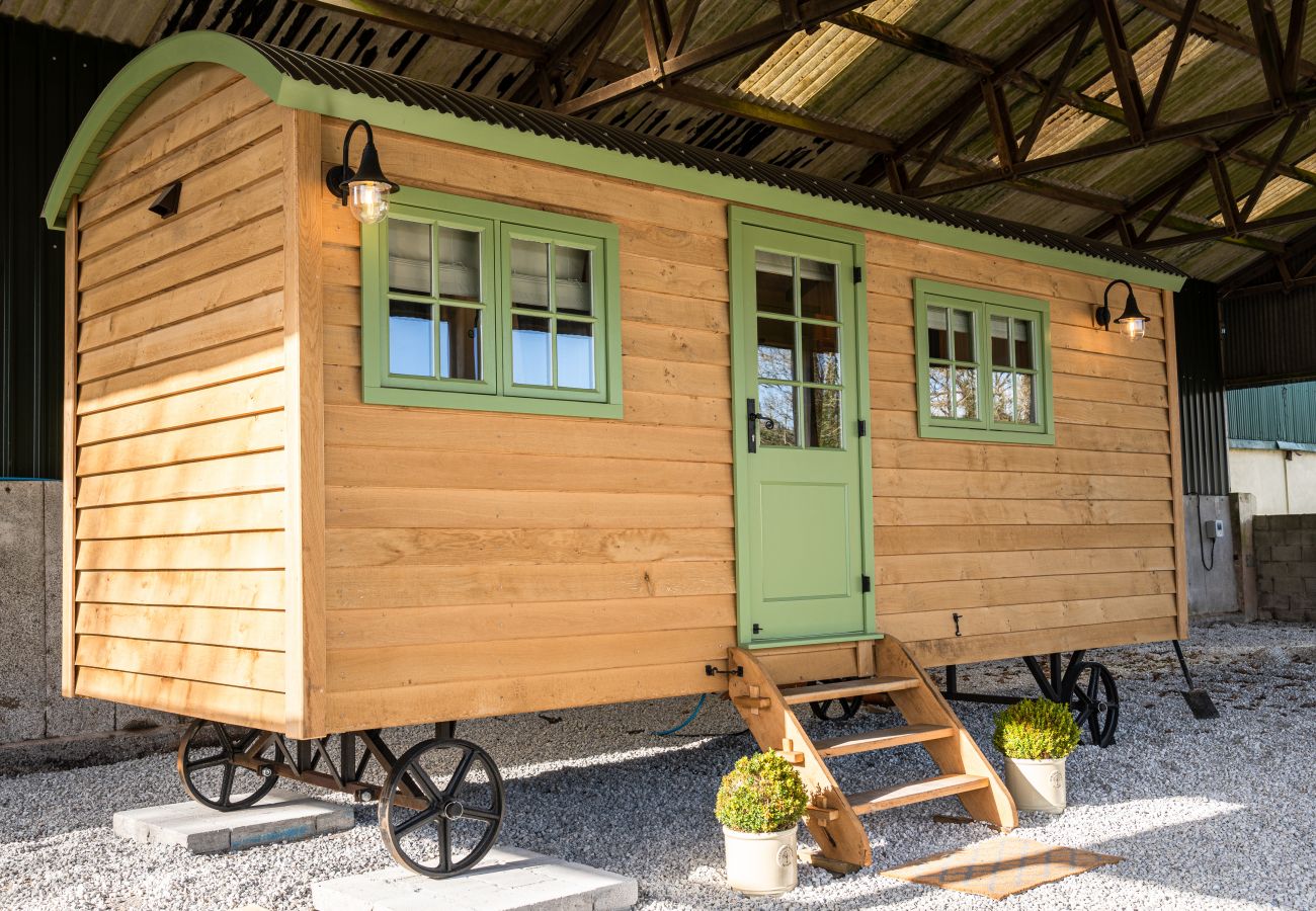 Farm stay in Beaworthy - The Shepherd's Hut at Northcombe Farm