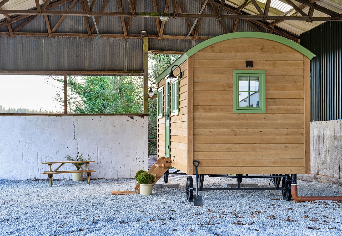 Farm stay in Beaworthy - The Shepherd's Hut at Northcombe Farm