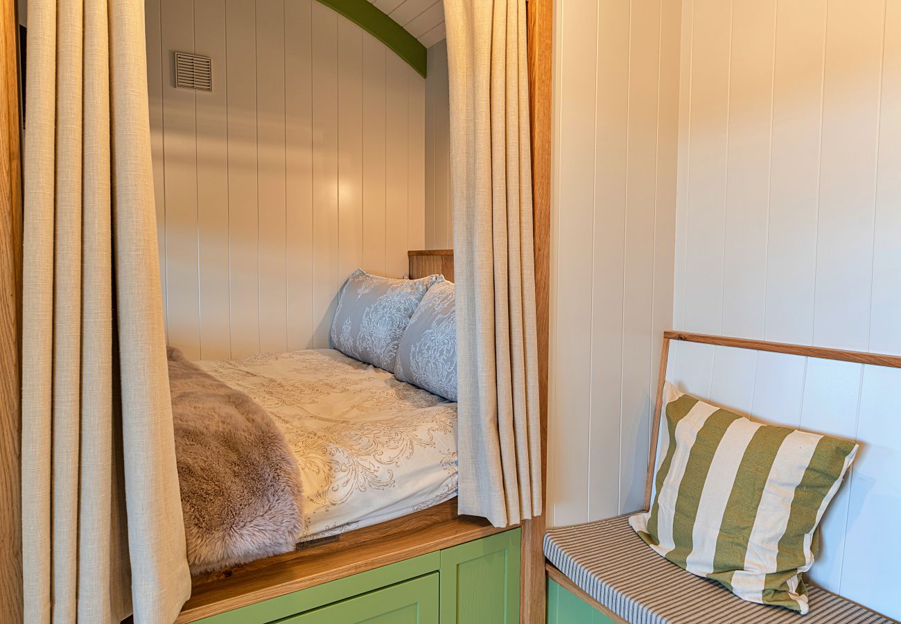 Farm stay in Beaworthy - The Shepherd's Hut at Northcombe Farm