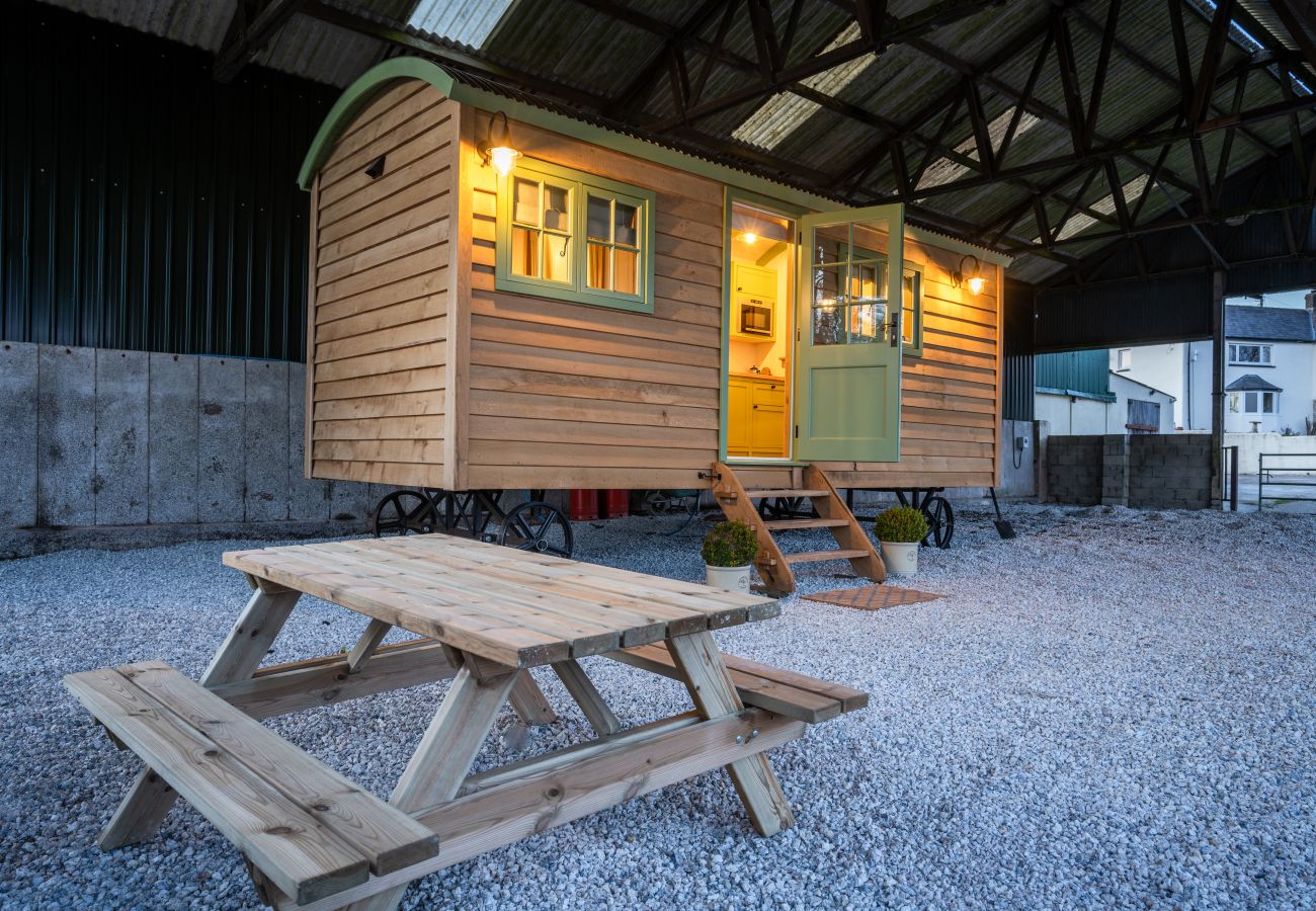 Farm stay in Beaworthy - The Shepherd's Hut at Northcombe Farm