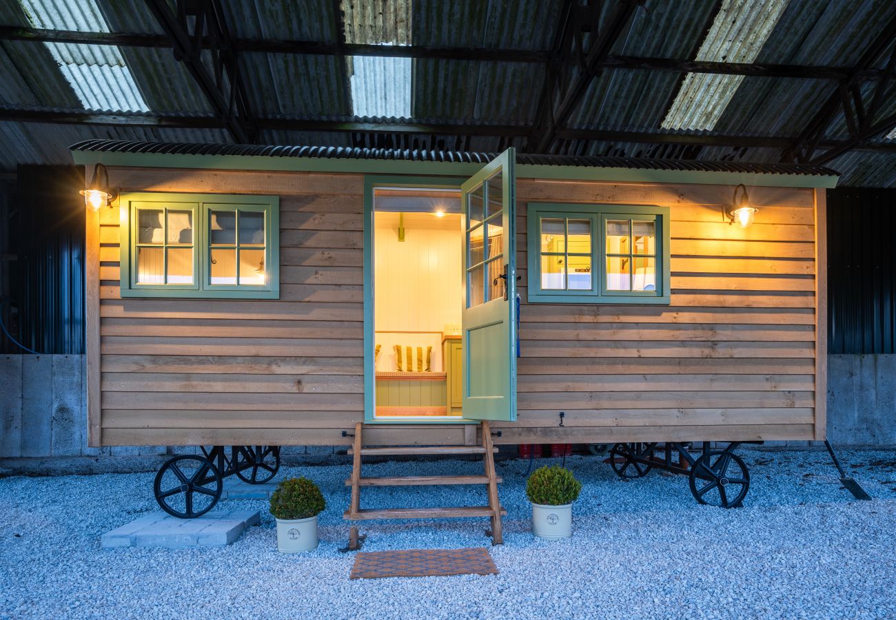 Farm stay in Beaworthy - The Shepherd's Hut at Northcombe Farm