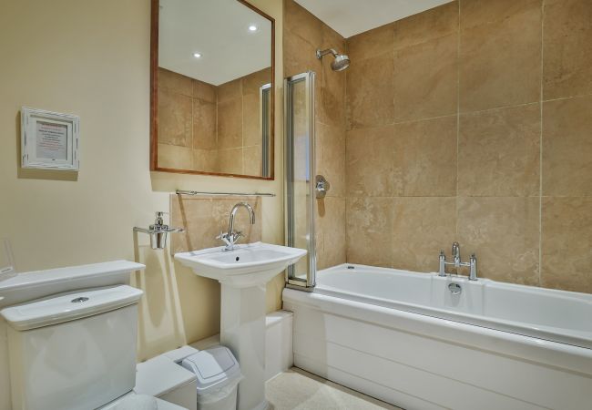 House in Whitby - Adventure House House in Whitby - Adventure House