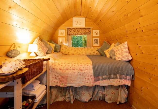 Chalet in Woolton Hill - Daisy Glamping Pod