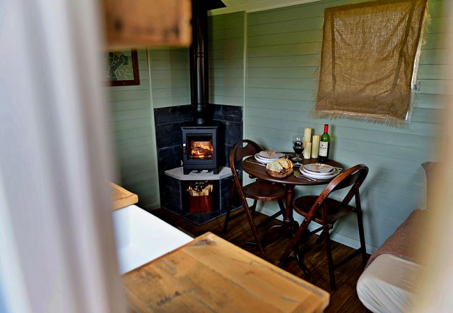 Chalet in Pwllheli - 'Joan' Shepherds Hut Chalet in Pwllheli - 'Joan' Shepherds Hut