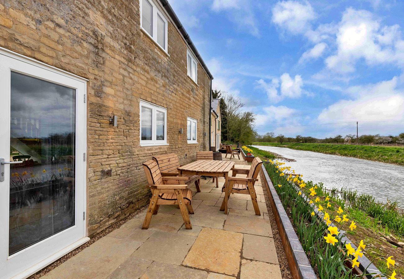 House in Stamford - The Warren