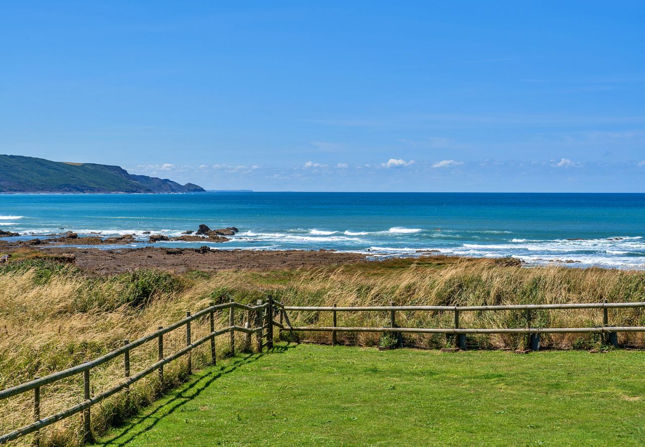 Cabin in Widemouth Bay - Driftwood
