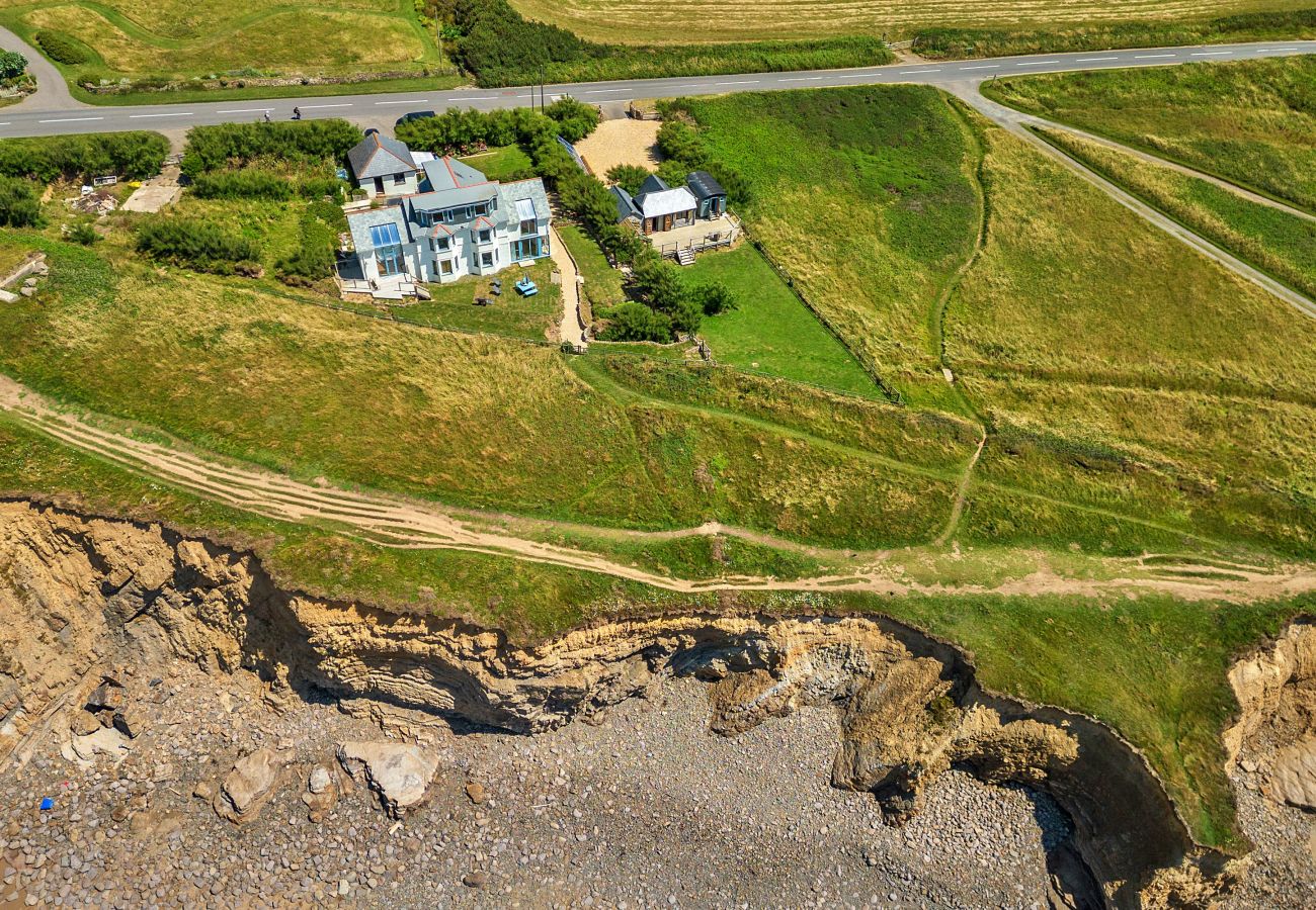 Cabin in Widemouth Bay - Driftwood
