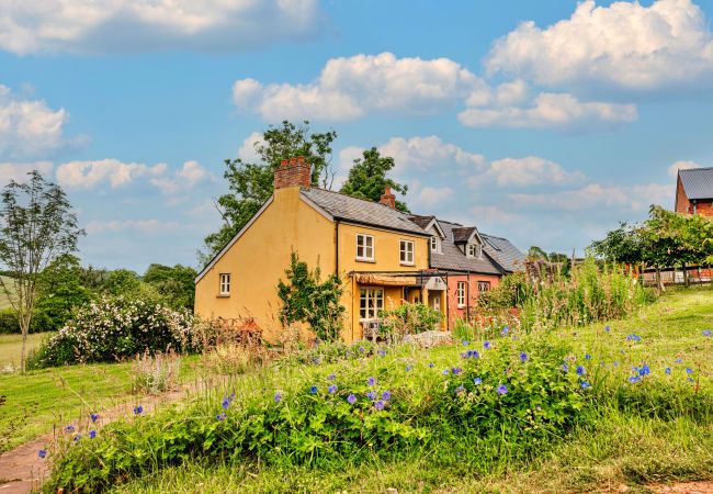 in Llanfihangel Ystern Llewern - Beili Glas Cottage