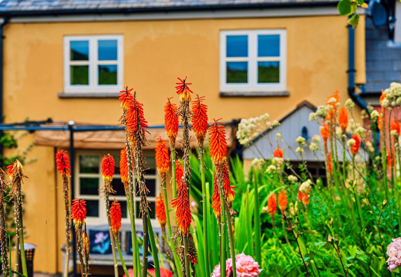 Cottage in Llanfihangel Ystern Llewern - Beili Glas Cottage