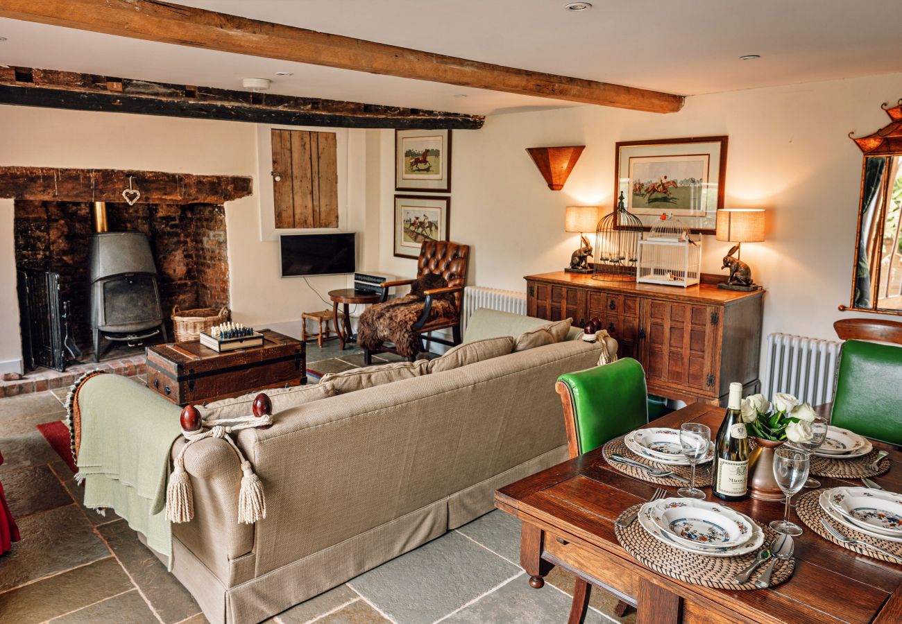 Cottage in Llanfihangel Ystern Llewern - Beili Glas Cottage