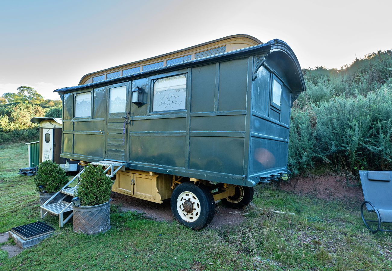 Cabin in Llanfihangel Ystern Llewern - Original Showman's Wagon