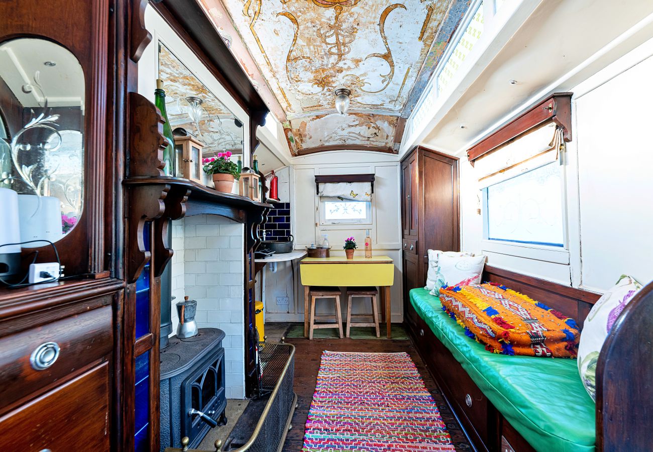 Cabin in Llanfihangel Ystern Llewern - Original Showman's Wagon