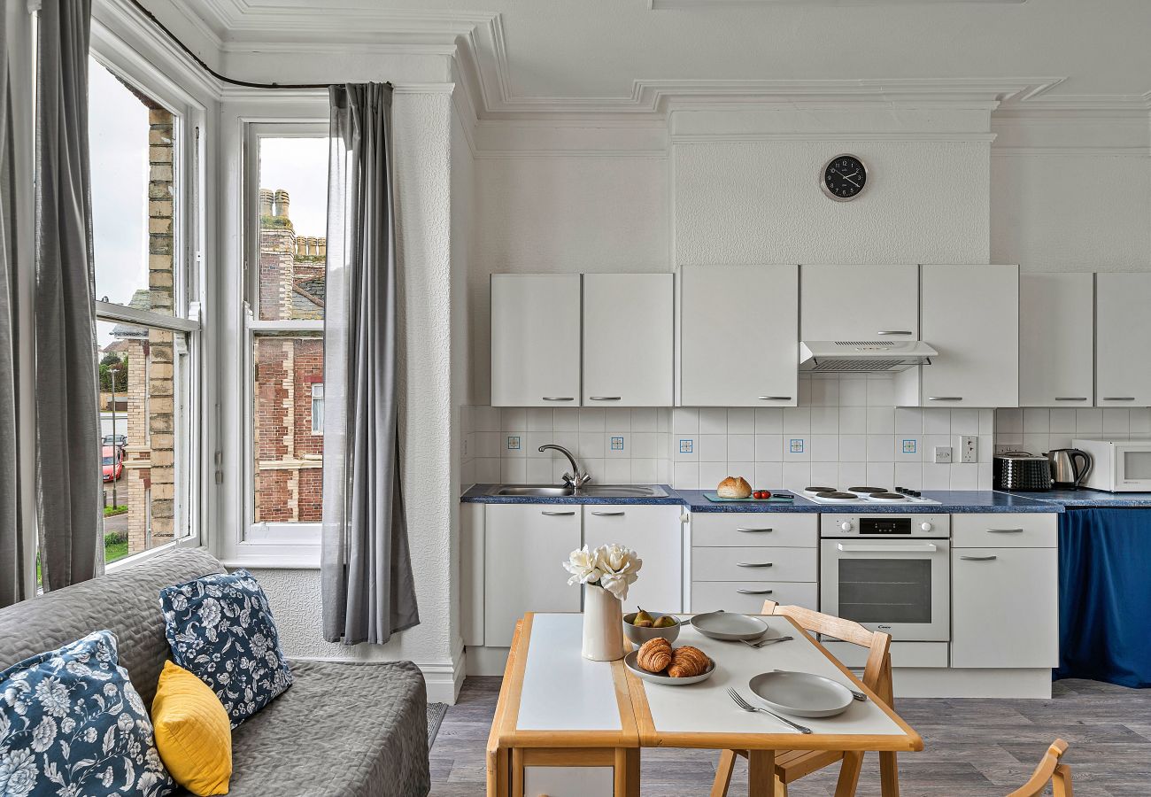 Apartment in Paignton - Atherfield Apartments No. 5 - Sea Views