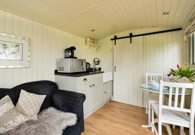 Cabin in Nordley - Hay and Hedgerow Glamping