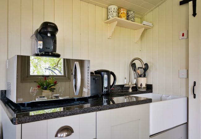 Cabin in Nordley - Hay and Hedgerow Glamping