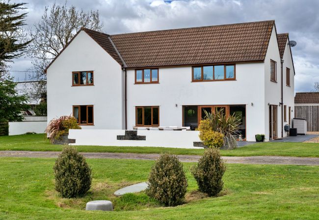 House in Weston-Super-Mare - Stone Bow Farmhouse House in Weston-Super-Mare - Stone Bow Farmhouse