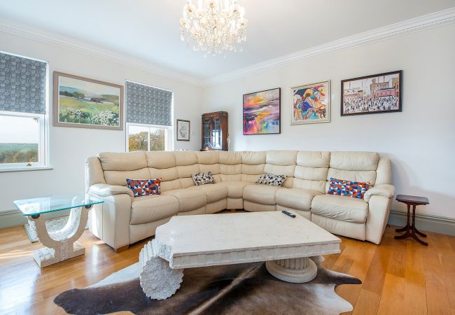 House in Llangunnor - Ty Penbryn House in Llangunnor - Ty Penbryn