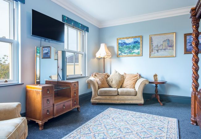 House in Llangunnor - Ty Penbryn House in Llangunnor - Ty Penbryn