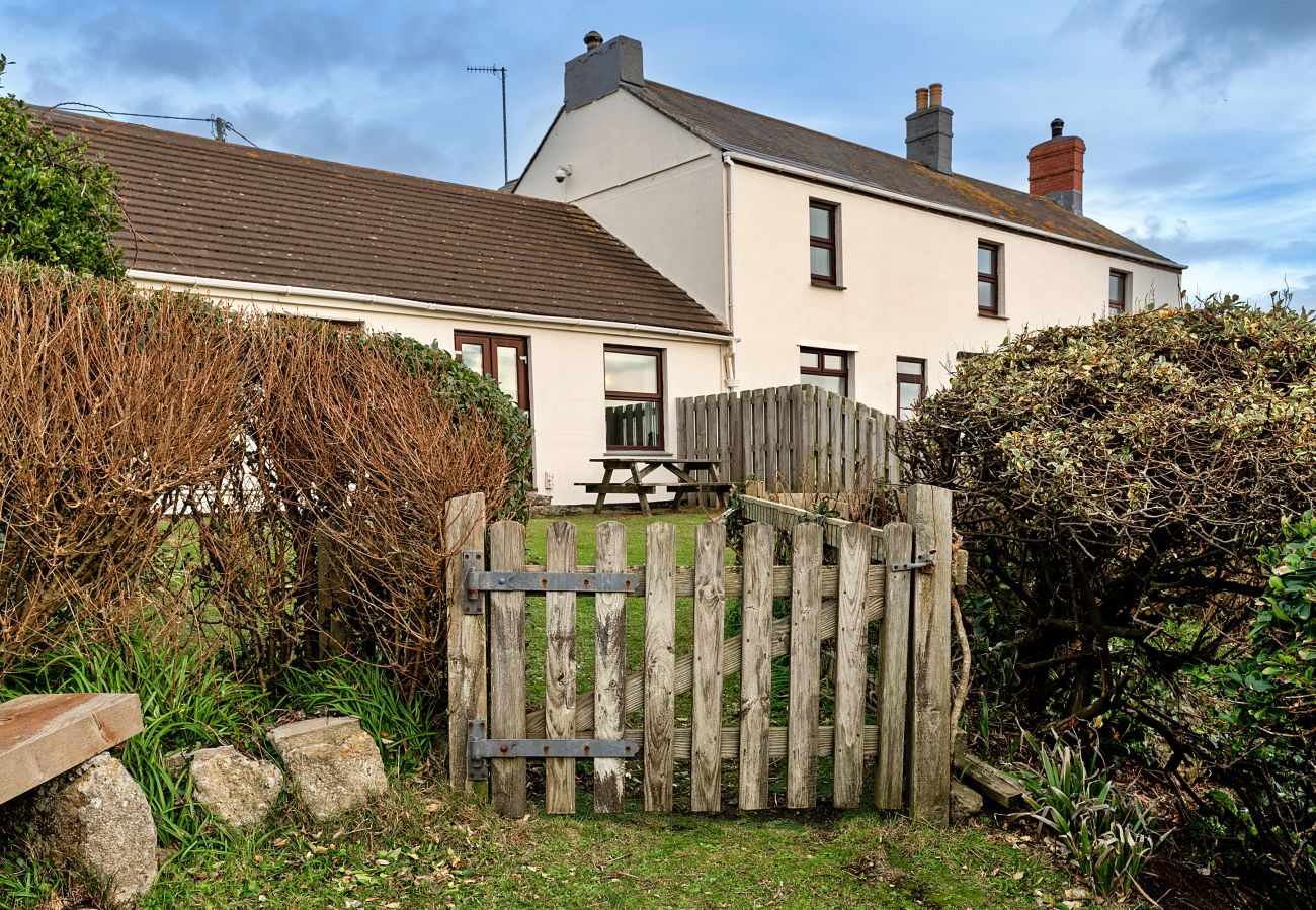 Cottage in Sennen - Wolf Rock