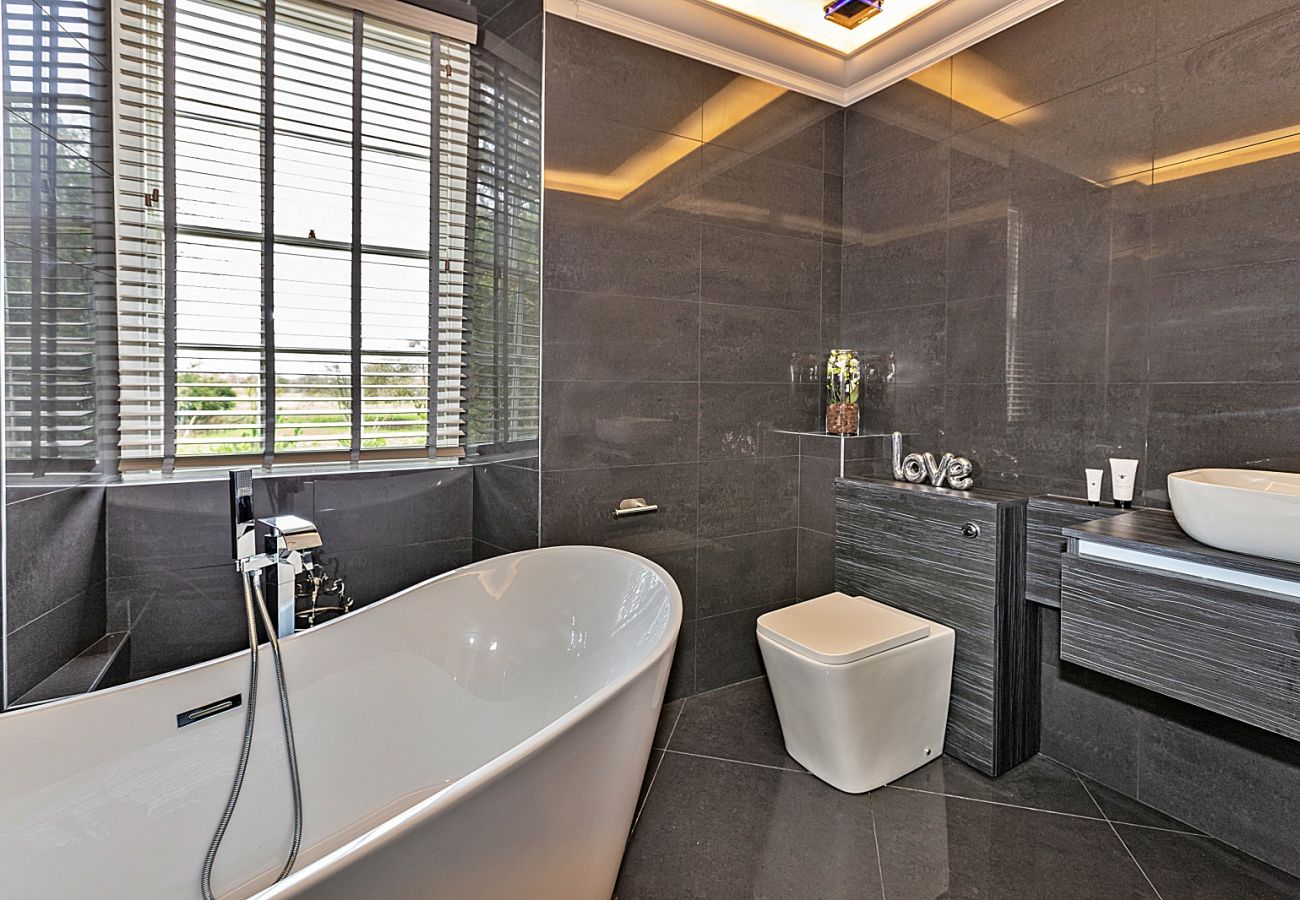 House in Milton Keynes - Ttich Manor Retreat