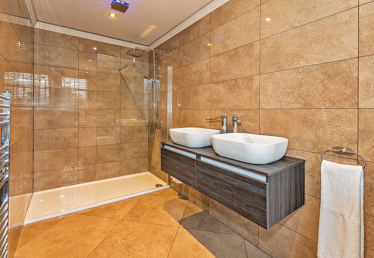 House in Milton Keynes - Ttich Manor Retreat